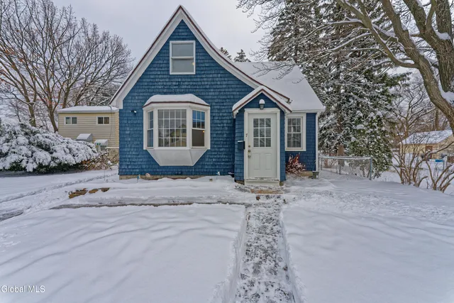 $349,900 | 7 Pinehurst Road, Colonie, NY 12205