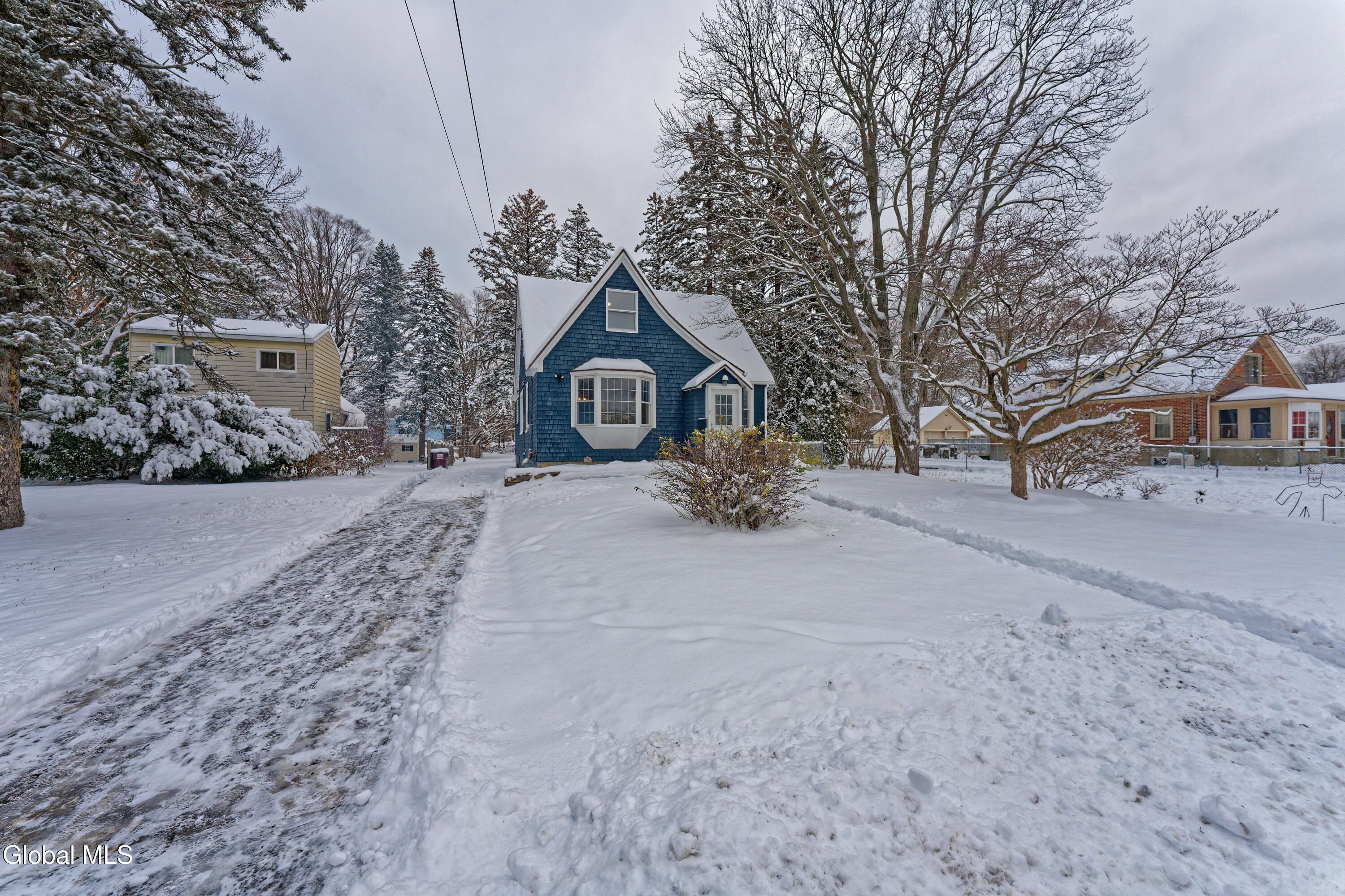 7 Pinehurst Road Colonie, NY 12205 - Photo 2 of 35 0 Front 1