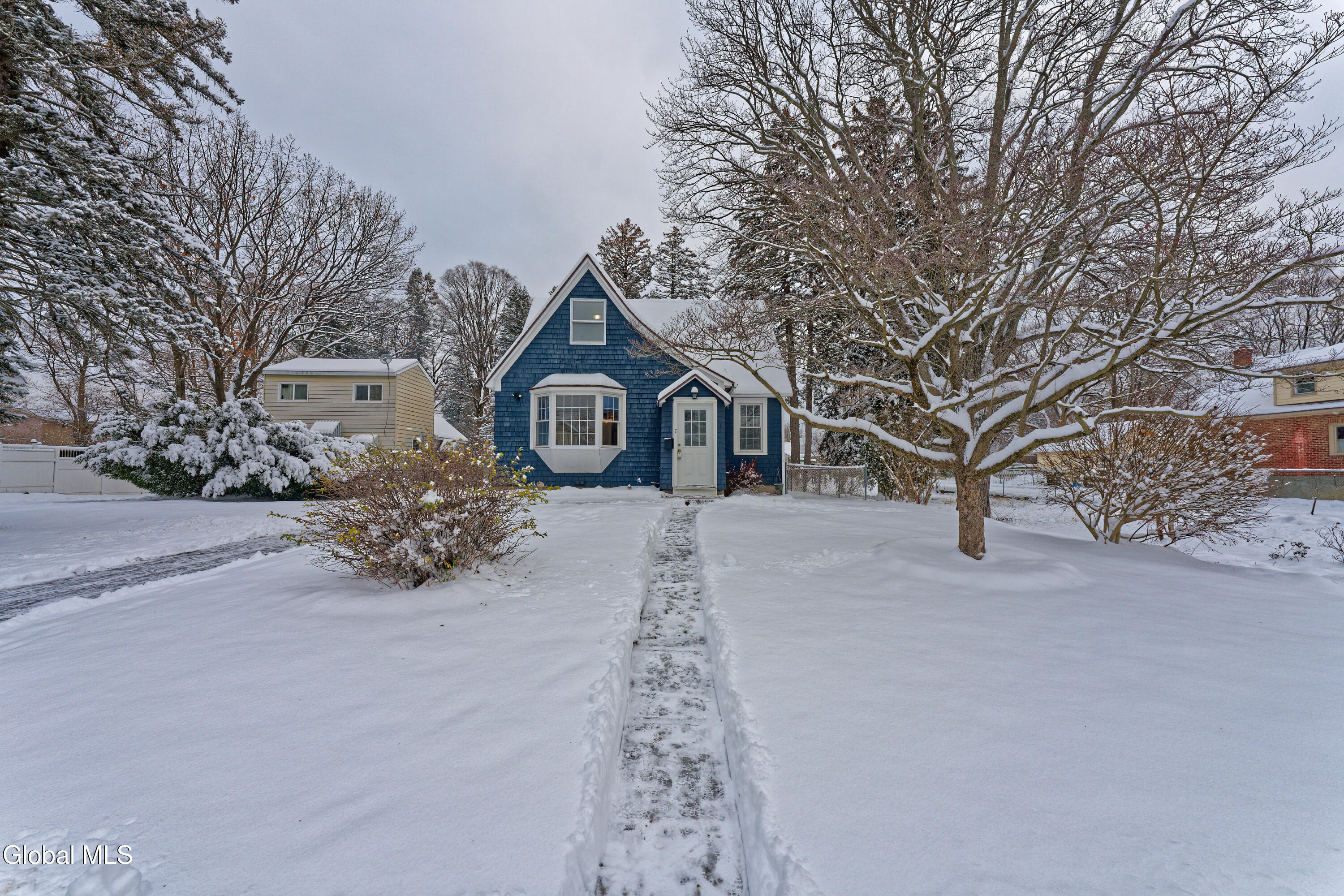 7 Pinehurst Road Colonie, NY 12205 - Photo 3 of 35 0 Front 2