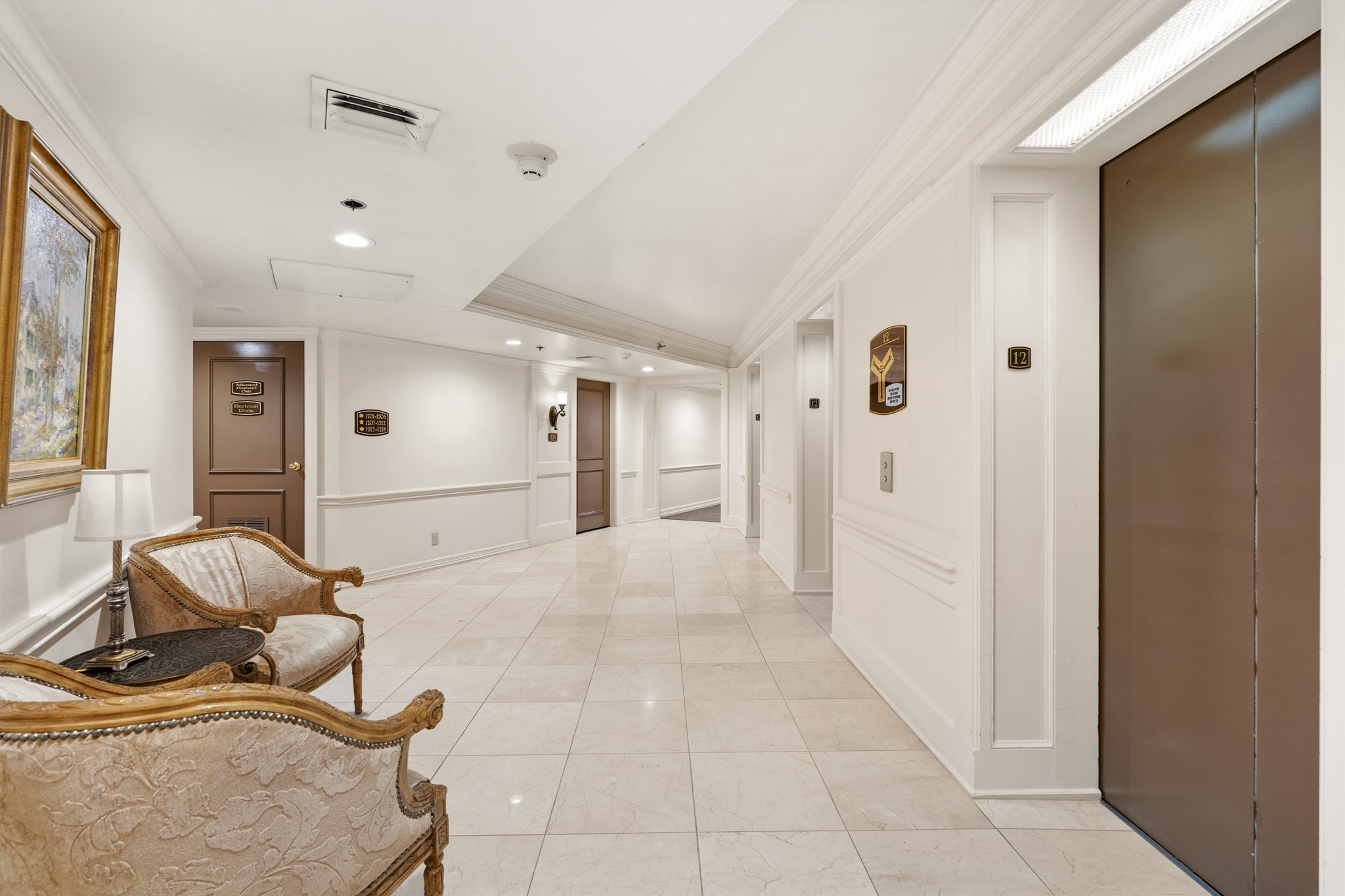 3525 Sage Road, Unit 1204 Houston, TX 77056 - Photo 24 of 25 Clean and well-lit interior hallway providing access to individual units.