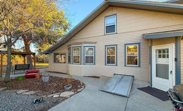 a view of a house with backyard
