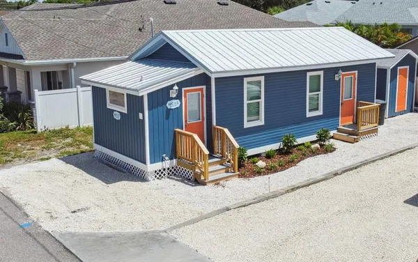 a view of backyard of the house