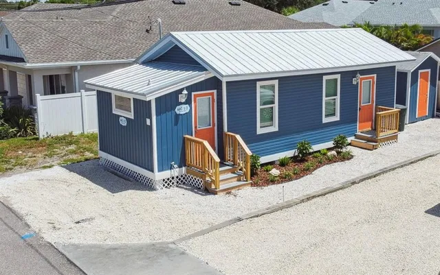 a view of backyard of the house