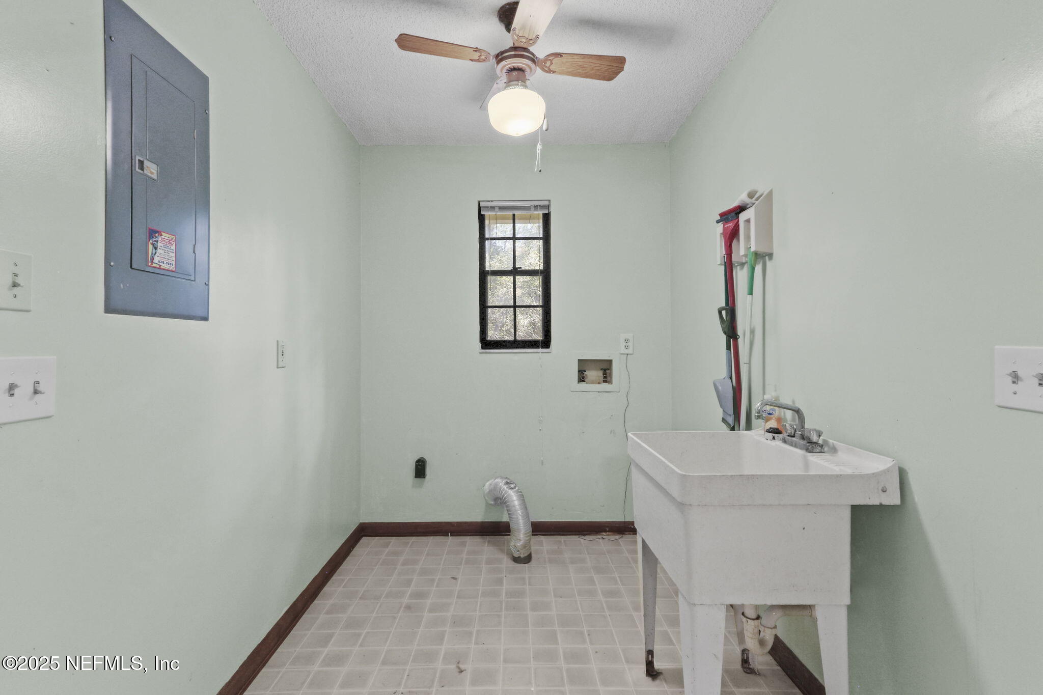 1733 Hereford Road Middleburg, FL 32068 - Photo 31 of 44 a bathroom with a sink and a mirror