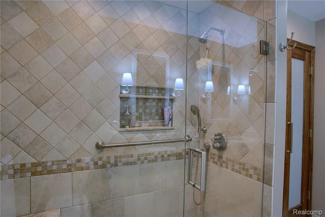 1391 Springwood Lane Rochester, MI 48309 - Photo 21 of 37 19 - Bathroom_2nd_View.jpg