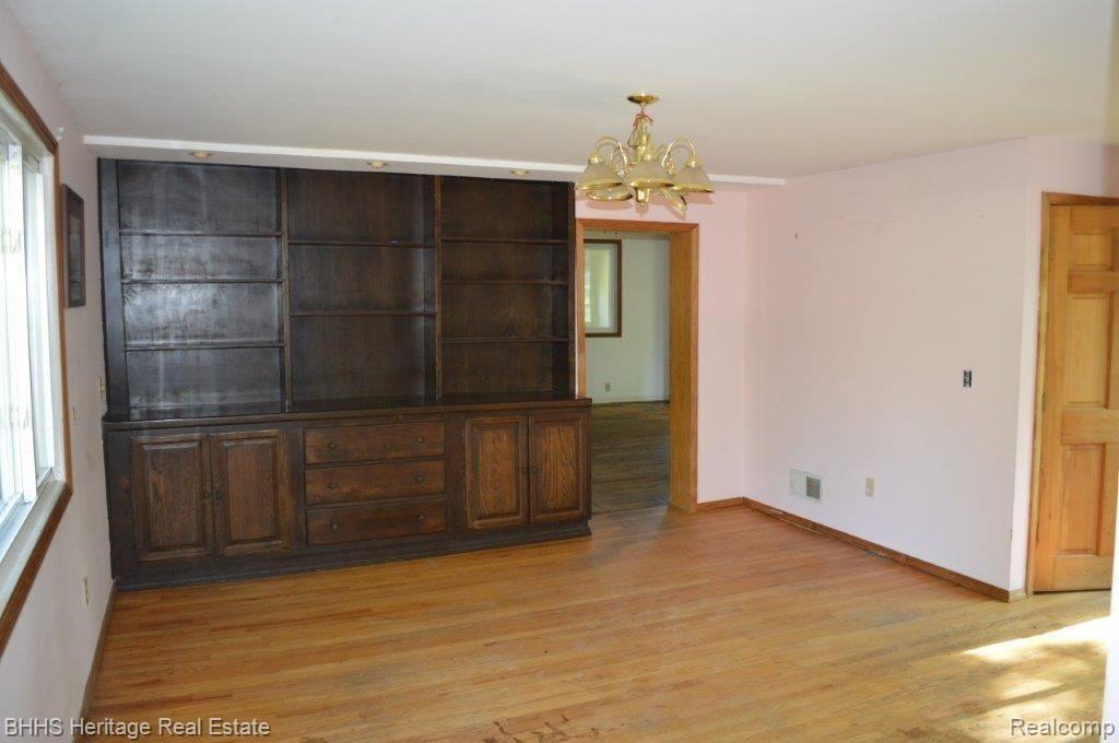 2450 East Coon Lake Road Howell, MI 48843 - Photo 24 of 49 Dining room