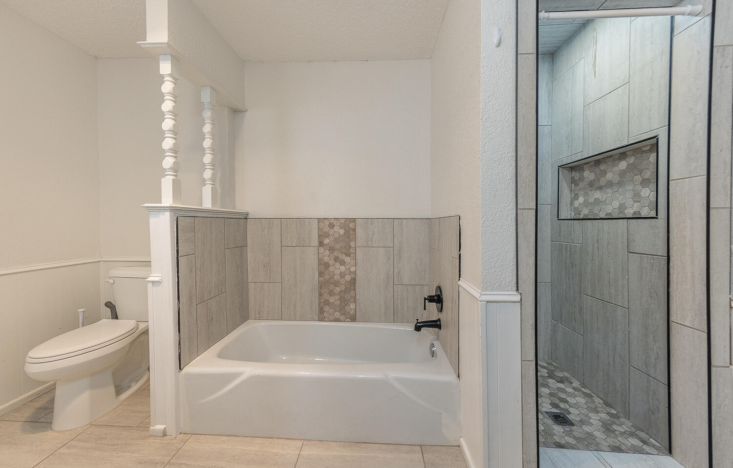 4706 78th Street Lubbock, TX 79424 - Photo 19 of 43 a bathroom with a bathtub and toilet