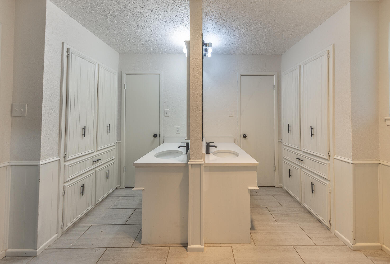 4706 78th Street Lubbock, TX 79424 - Photo 20 of 43 a view of bathroom with bathtub and entryway
