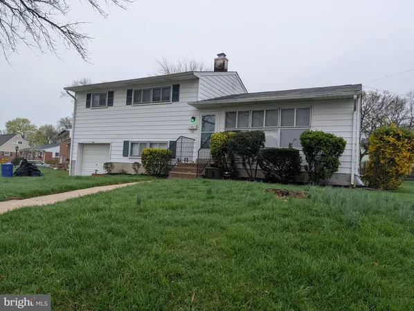 a view of a house with backyard and garden
