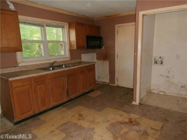 909 Circle High Point High Point, NC 27262 - Photo 4 of 5 Kitchen.