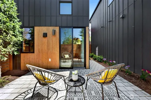 $825,000 | 527 B Northeast 89th Street, Seattle, WA 98115