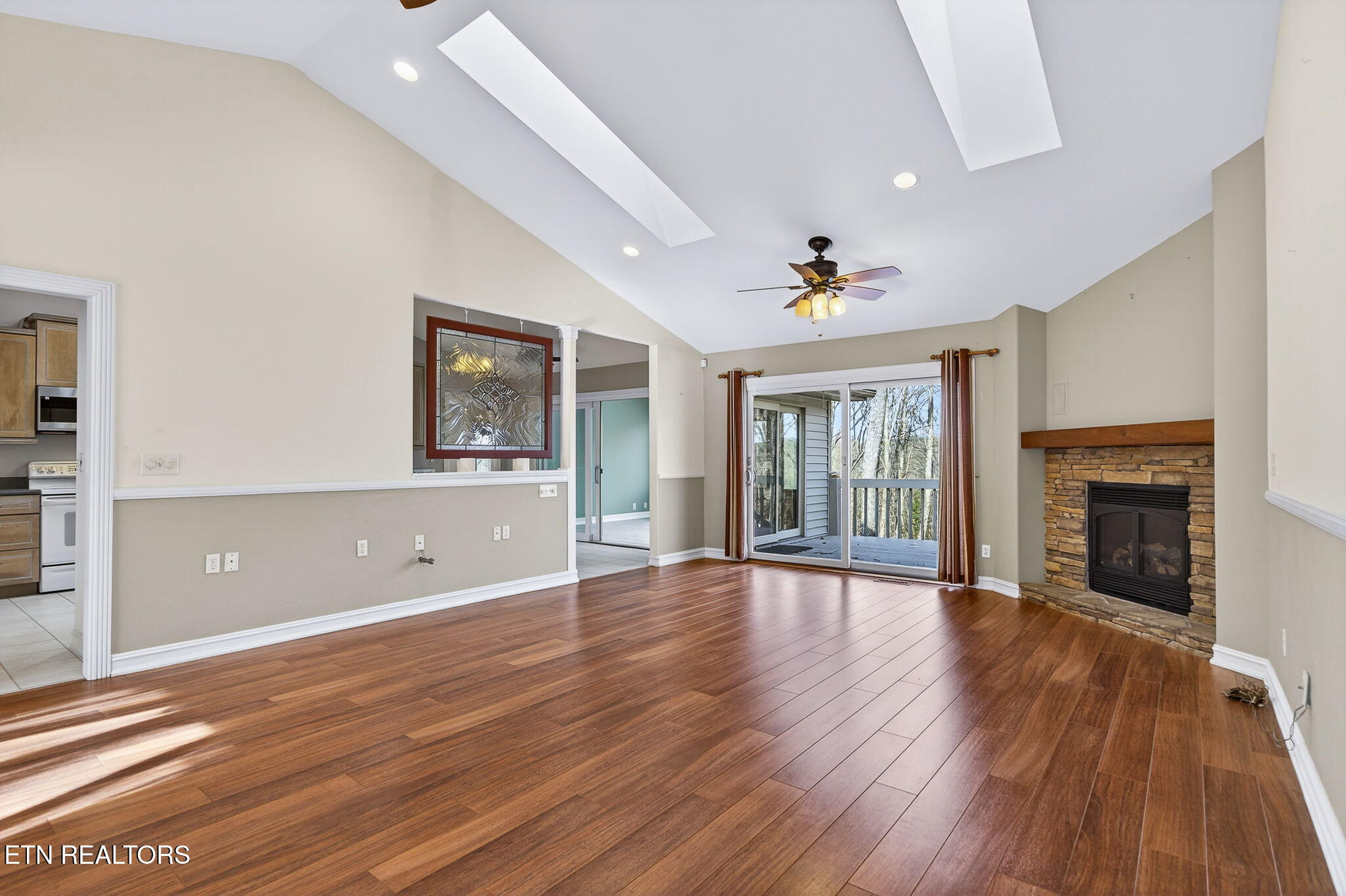 122 Pineridge Loop Crossville, TN 38558 - Photo 15 of 58 Living Area