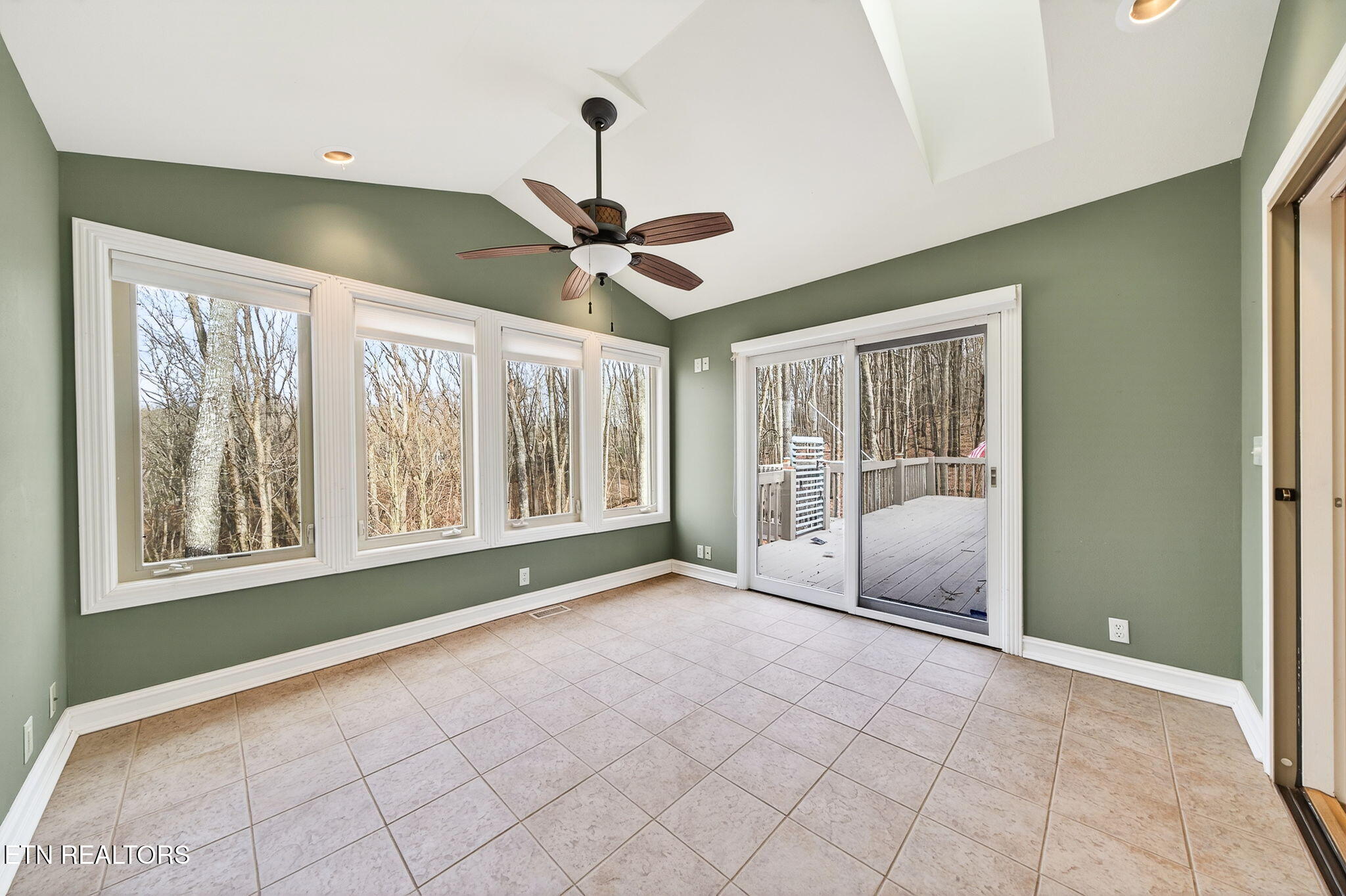 122 Pineridge Loop Crossville, TN 38558 - Photo 21 of 58 Sunroom