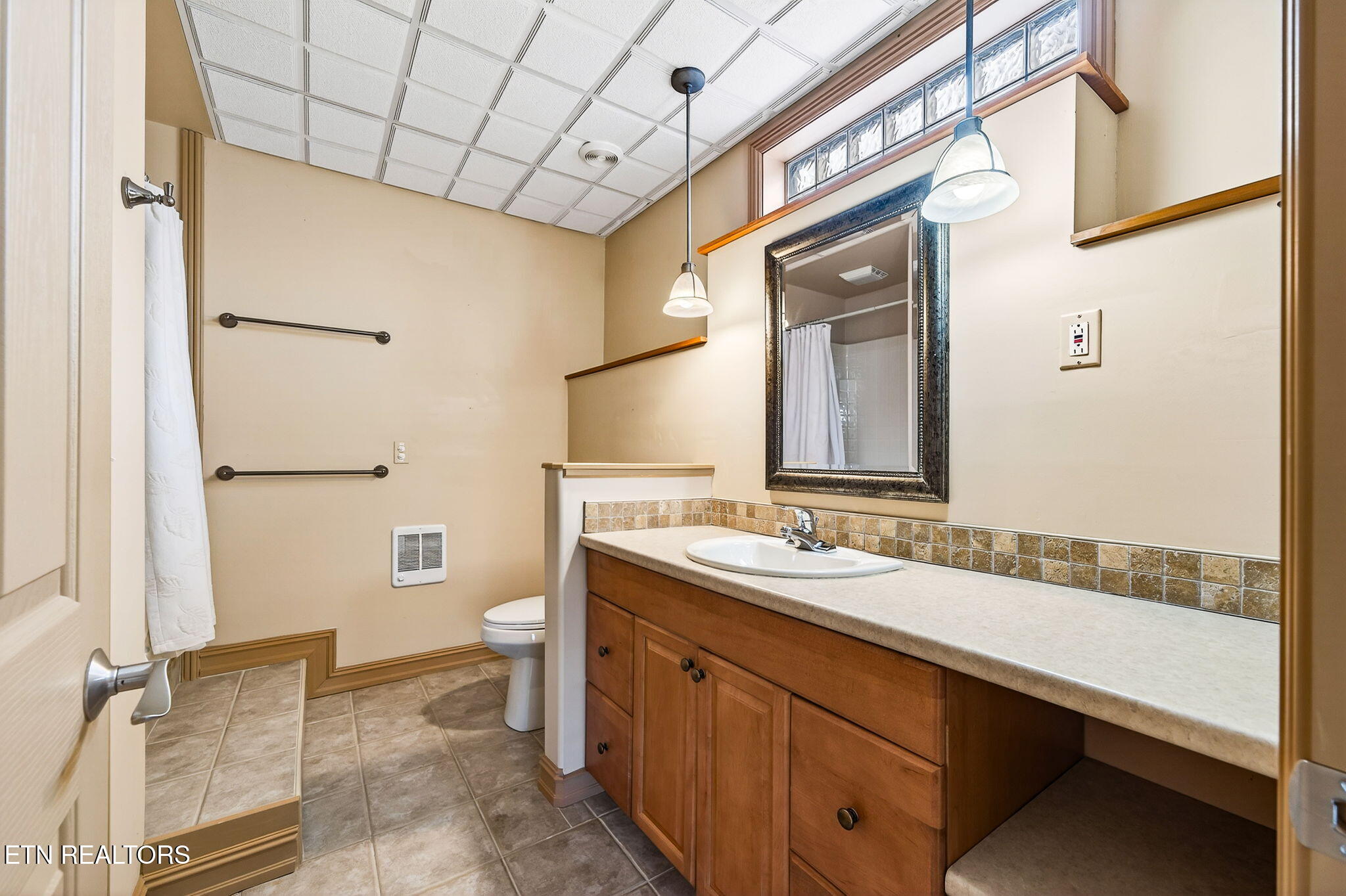 122 Pineridge Loop Crossville, TN 38558 - Photo 48 of 58 Lower Level Full Bathroom
