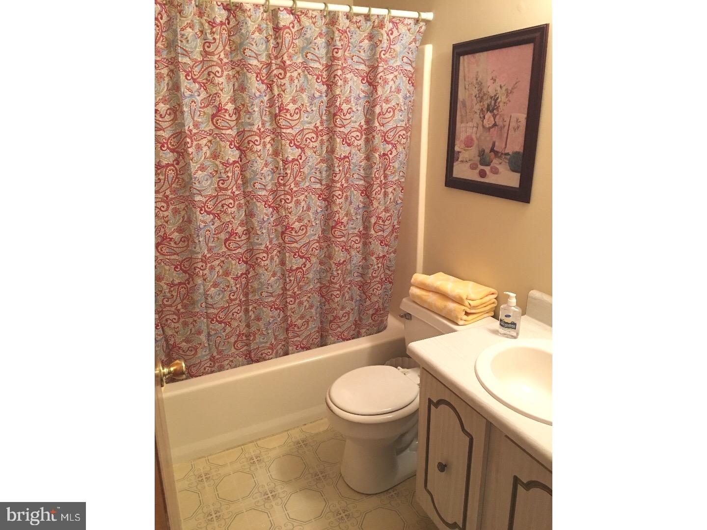 31 Colonial Circle Aston, PA 19014 - Photo 14 of 17 Bathroom