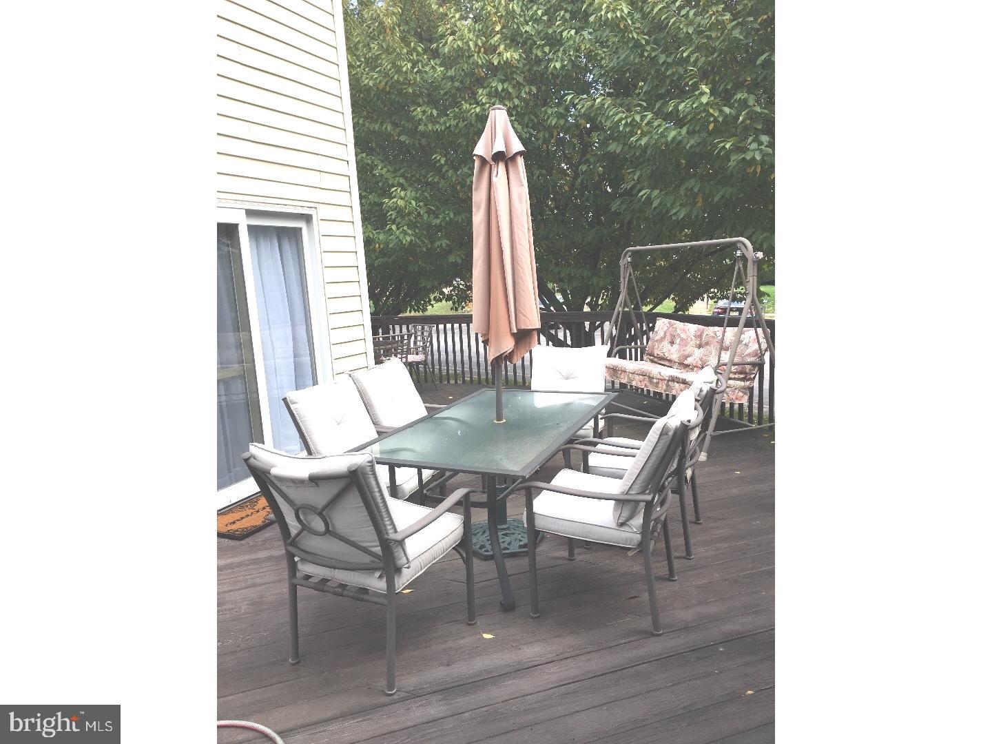 31 Colonial Circle Aston, PA 19014 - Photo 3 of 17 Deck