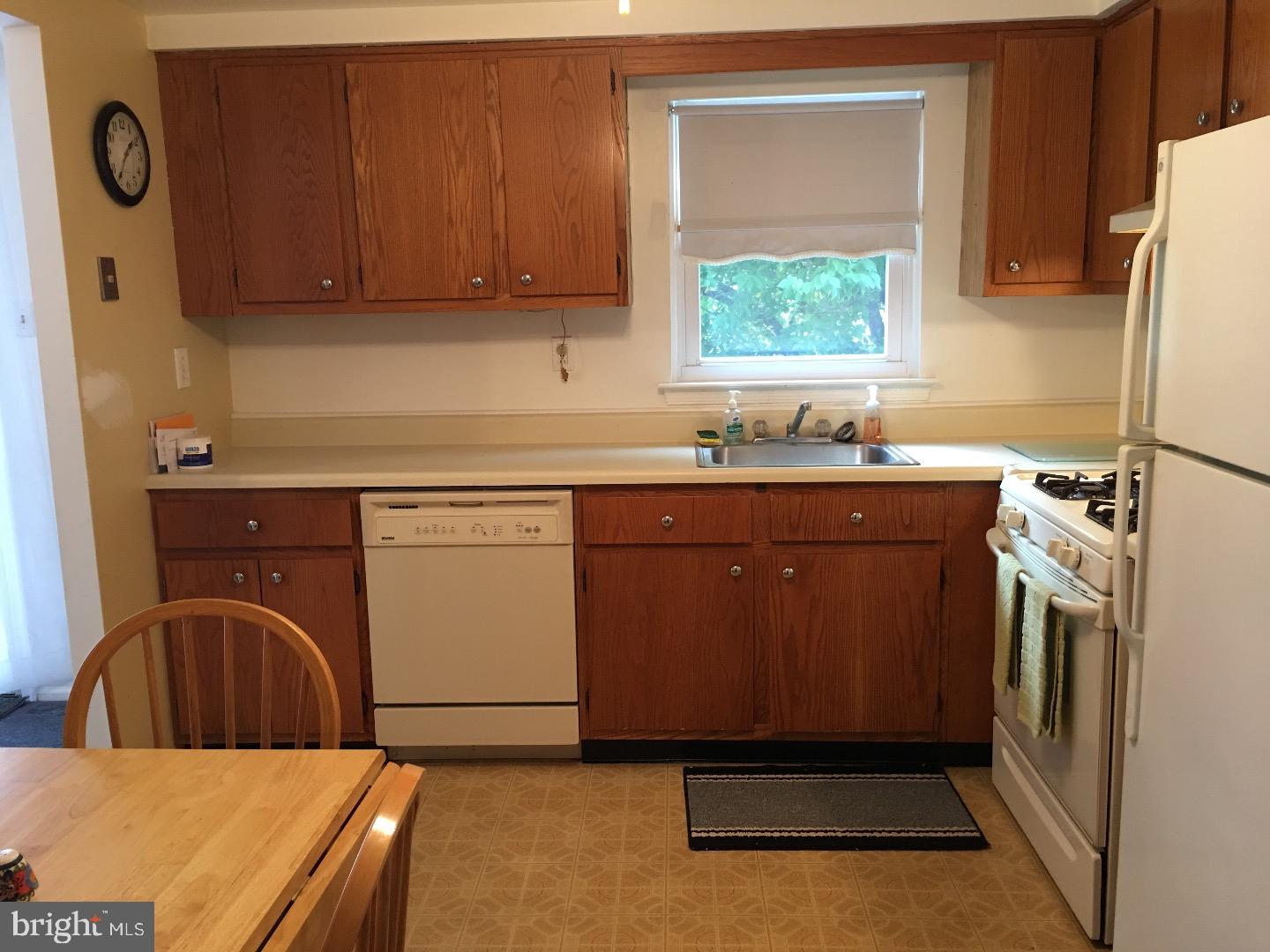 31 Colonial Circle Aston, PA 19014 - Photo 7 of 17 Kitchen