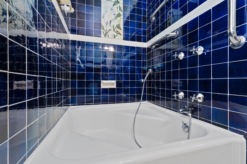 1212 Bentwood Road Austin, TX 78722 - Photo 18 of 32 a bathroom with a bathtub