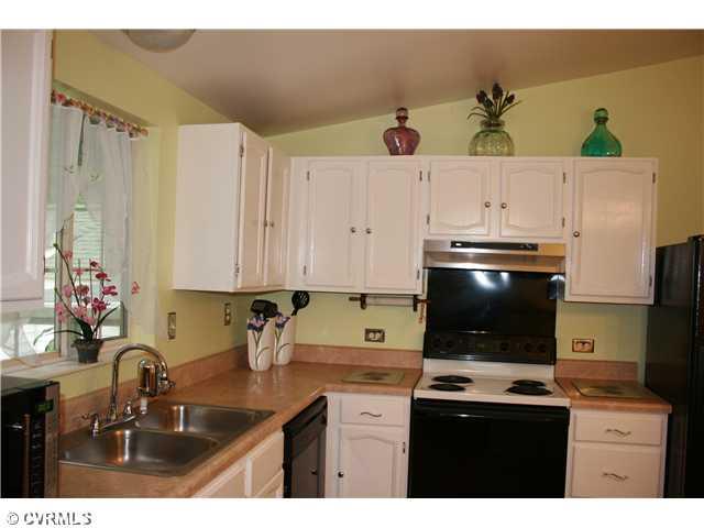 Kitchen - Eat-in Kitchen with appliances.