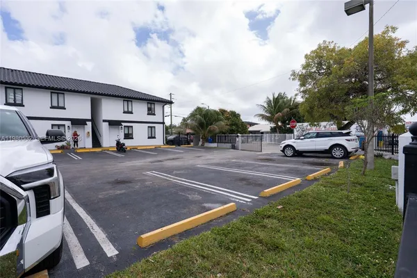 $2,250 | 3417 Northwest 22nd Avenue, Unit 7, Miami, FL 33142