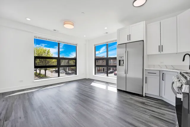 $1,950 | 4350 West Lawrence Avenue, Unit 408, Chicago, IL 60630