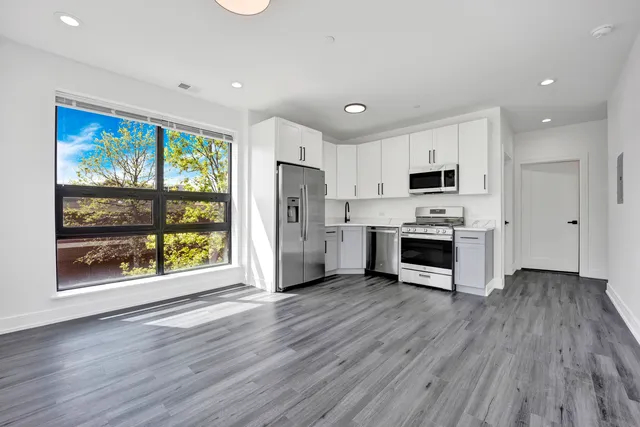 $1,950 | 4350 West Lawrence Avenue, Unit 408, Chicago, IL 60630