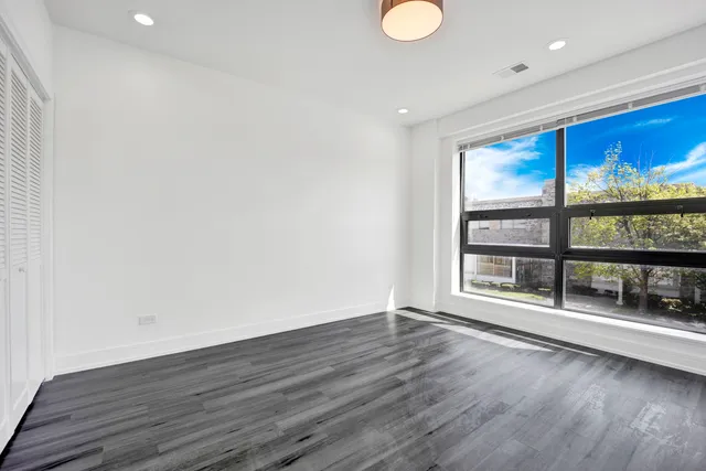 $1,950 | 4350 West Lawrence Avenue, Unit 408, Chicago, IL 60630