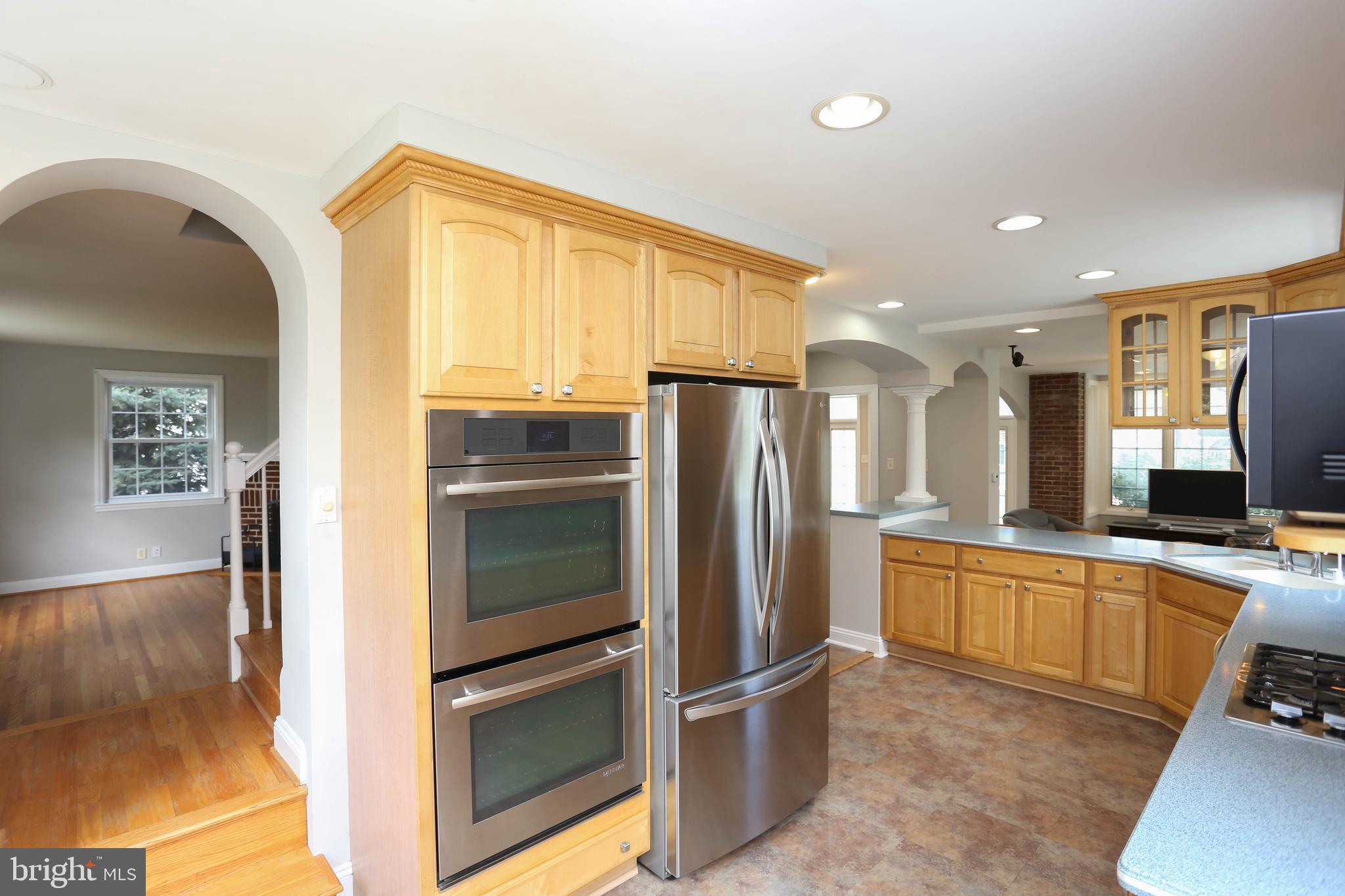 4300 Barrington Road Baltimore, MD 21229 - Photo 14 of 30 DOUBLE Ovens!