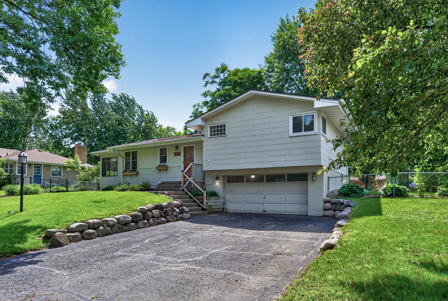5302 Holiday Road Minnetonka, MN 55345 - Photo 2 of 30