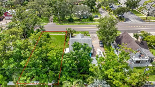 a view of a back yard