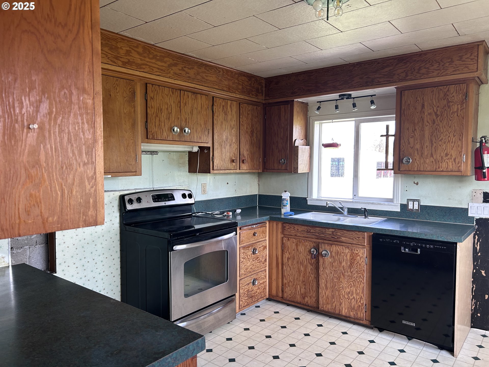 12403 South Eby Road Canby, OR 97013 - Photo 16 of 26 a kitchen with a sink stove and cabinets