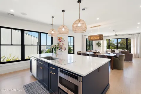a large kitchen with kitchen island a large island in it