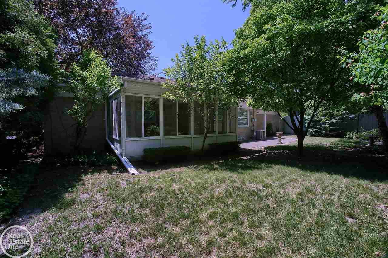 1680 Oxford Road Grosse Pointe, MI 48236 - Photo 27 of 30 50016375-26.JPG