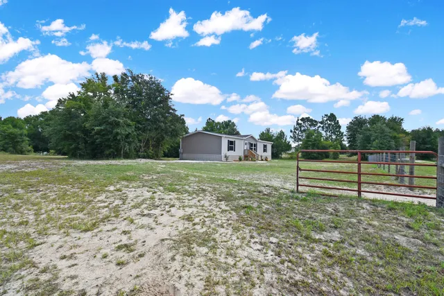 a view of a backyard