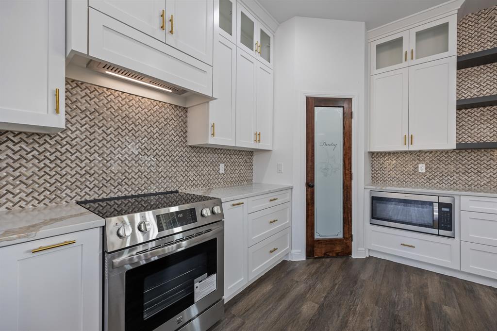 4651 Grand View Drive Athens, TX 75752 - Photo 8 of 23 a kitchen with a stove and a microwave