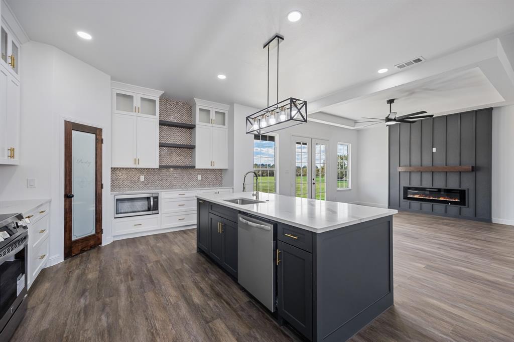 4651 Grand View Drive Athens, TX 75752 - Photo 9 of 23 a kitchen with kitchen island granite countertop a stove and a wooden floors