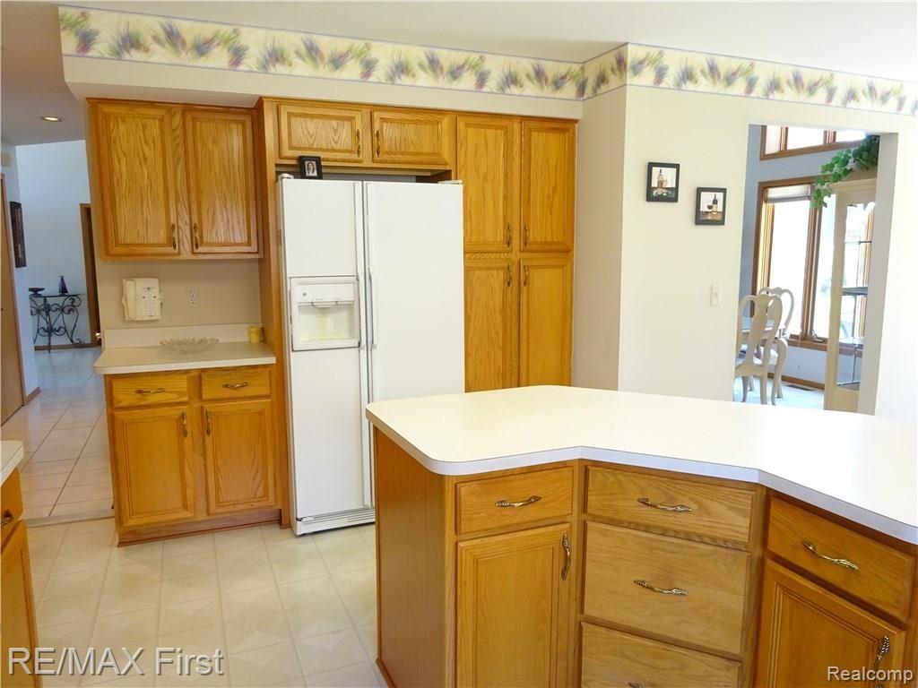 896 Grovecrest Rochester, MI 48307 - Photo 19 of 57 TONES OF SOLID WOOD CABINETS
