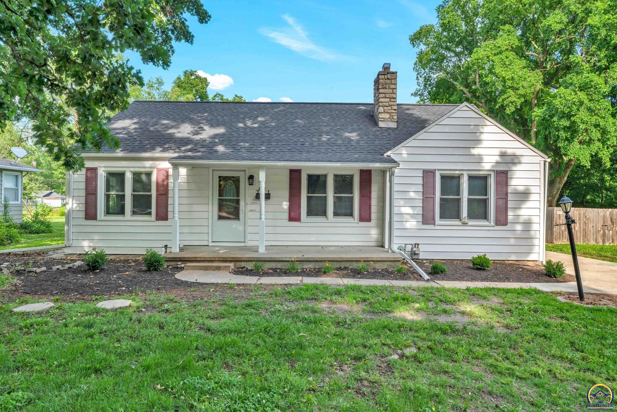 2212 Southwest Burnett Road Topeka, KS 66614 - Photo 2 of 37