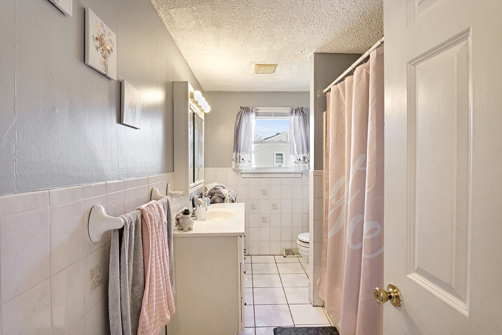 485 Riverside Road Springfield, MA 01107 - Photo 19 of 33 a bathroom with a bathtub and shower