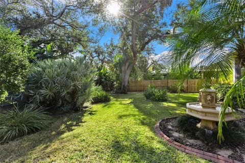 a view of yard with green space