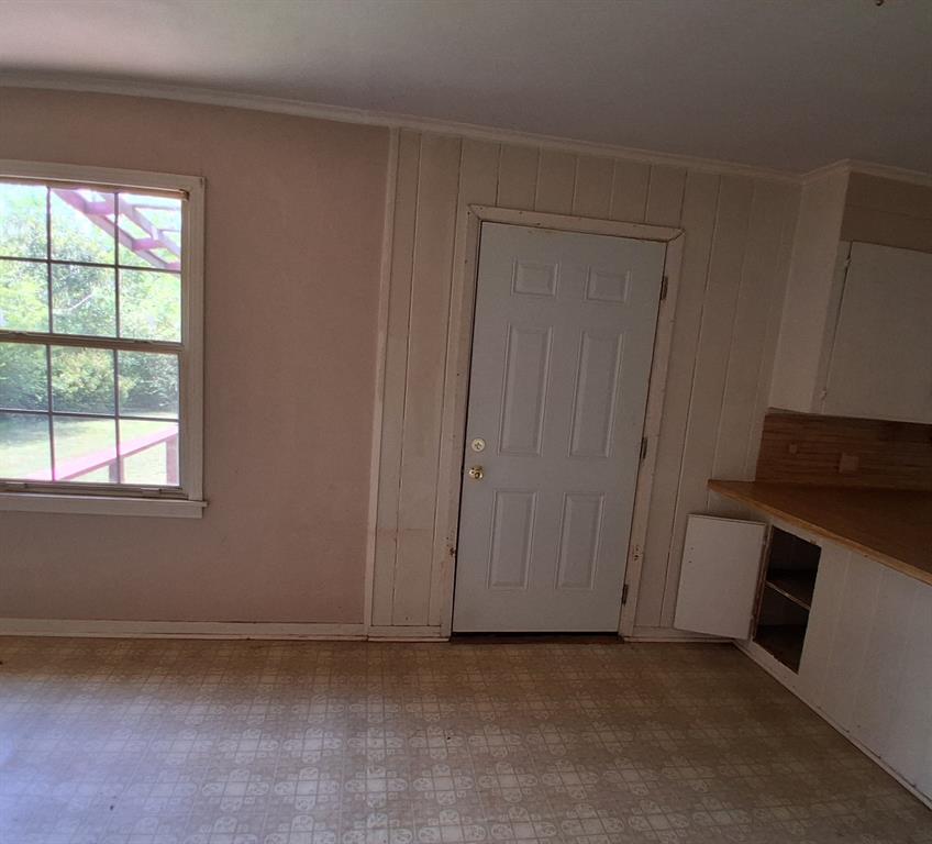 910 Success Street Gilmer, TX 75644 - Photo 5 of 20 an empty room with windows