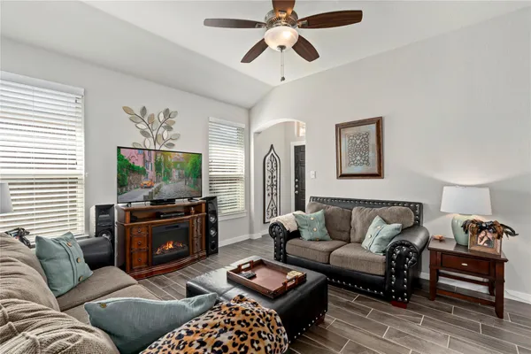 $1,595 | 334 Creekside Curve, New Braunfels, TX 78130