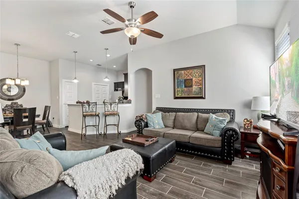 $1,595 | 334 Creekside Curve, New Braunfels, TX 78130