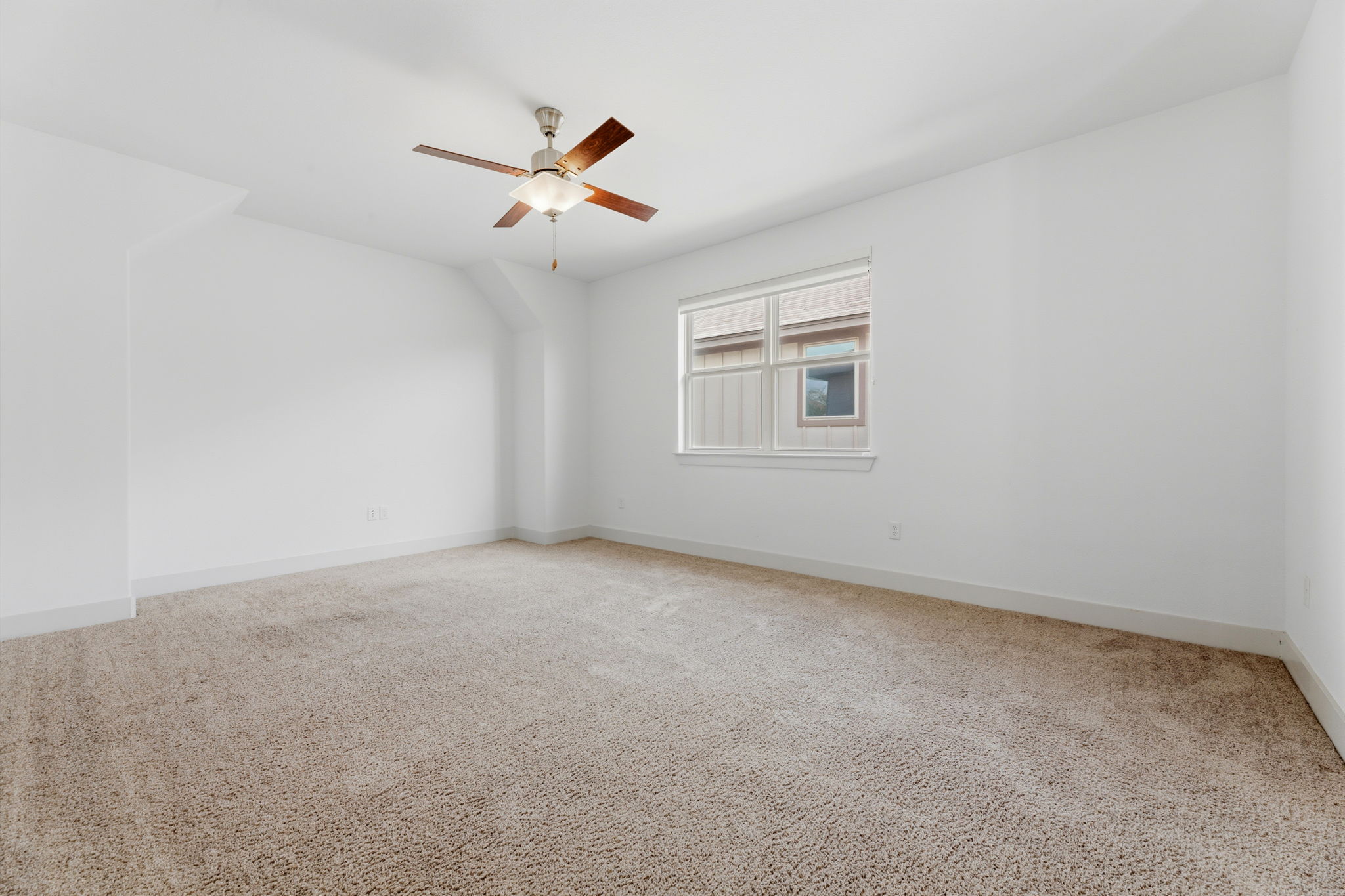 1007 Totis Road Austin, TX 78748 - Photo 28 of 37 an empty room with windows and ceiling fan