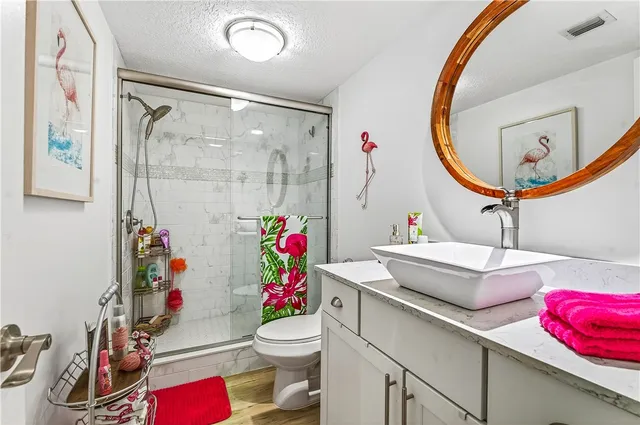 a very nice looking room with a mirror