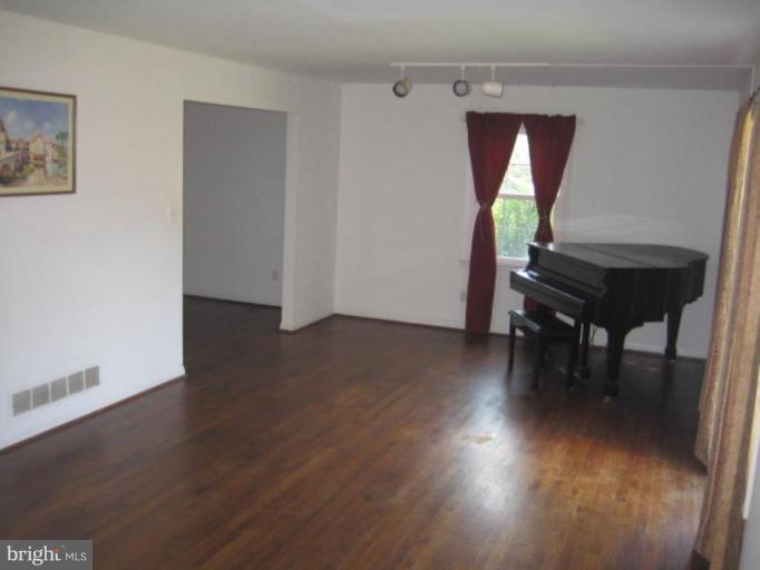 3714 Lanamer Road Randallstown, MD 21133 - Photo 20 of 24 Living Room