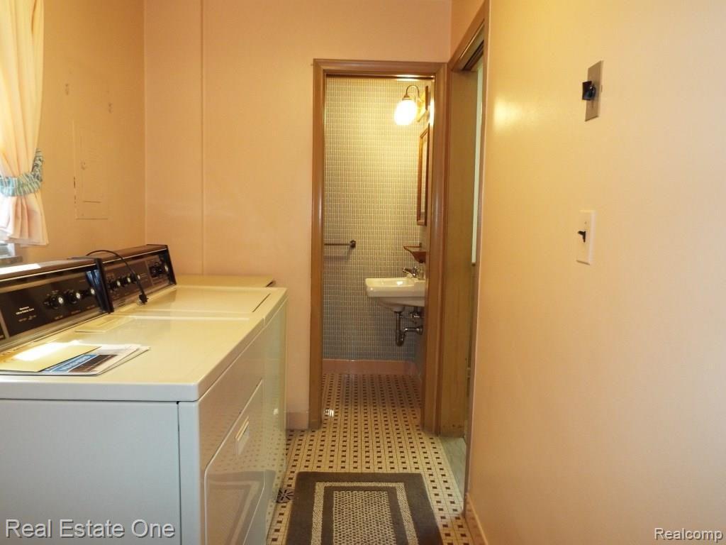 28211 Westerleigh Road Farmington Hills, MI 48334 - Photo 36 of 48