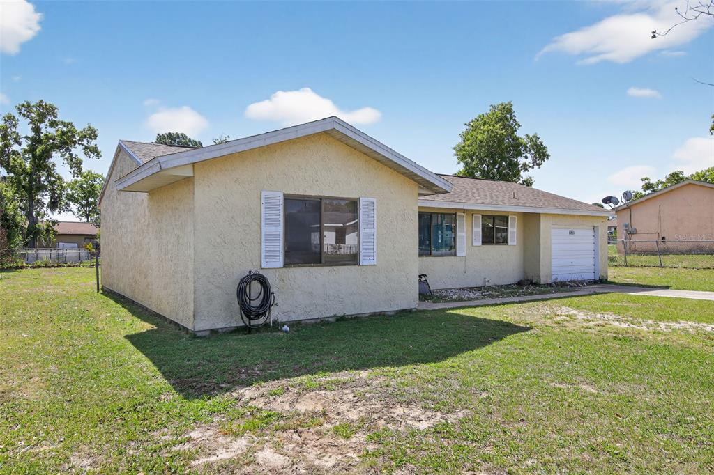 8821 Southeast 89th Place Ocala, FL 34472 - Photo 4 of 30 a view of a backyard with a garden and plants