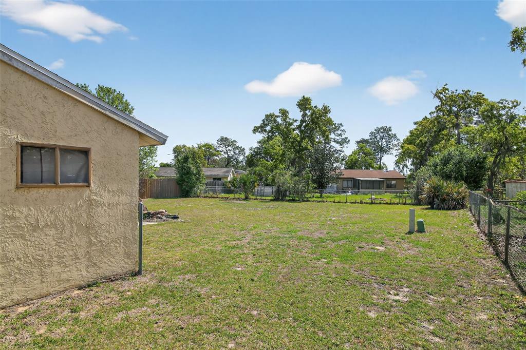 8821 Southeast 89th Place Ocala, FL 34472 - Photo 6 of 30 a view of a backyard