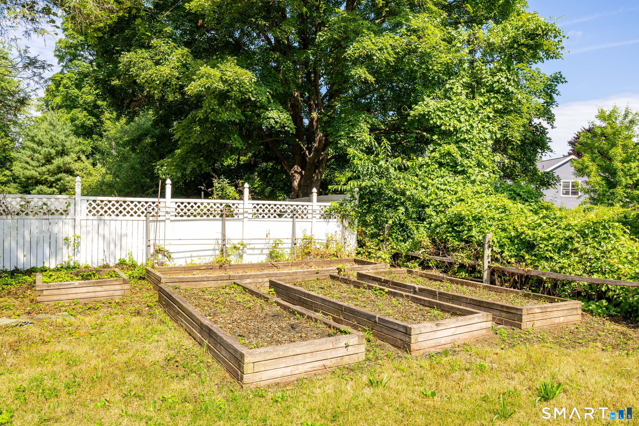 2 Barn Hill Road Bloomfield, CT 06002 - Photo 34 of 40 Garden/flower beds.
